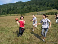 Дівчата грають у футбол. Американський